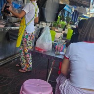 เย็นตาโฟหน้าออมสิน