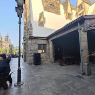 บรรยากาศ Three Broomsticks Universal Studio Japan