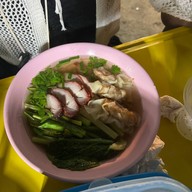 เมนูของร้าน ชายสี่ บะหมี่เกี๊ยว ยางเอน