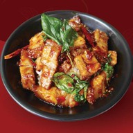 กะเพรา คุณจันทร์ ถนนร่มเกล้า