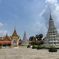พระบรมราชวังจตุมุขสิริมงคล หรือ พระบรมราชวังในพระราชาณาจักรกัมพูชา