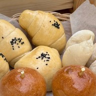 BaiWaan ใบหวาน ขนมปังยีสต์ข้าว ใบหวาน ลานดิน