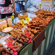 บรรยากาศ สถานีไก่ทอดตลาดรถไฟขจรวิทย์