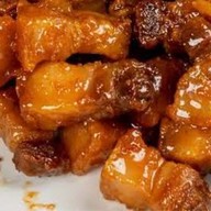 ข้าวหมูกระเทียม กะเพราปีกไก่ พริกแห้ง