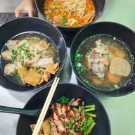 เมนูของร้าน [ เอเชียบะหมี่เกี๊ยวหมูย่างอบน้ำผึ้ง ]