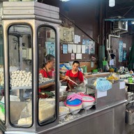 หน้าร้าน ก๋วยเตี๋ยวรู ตลาดน้อย