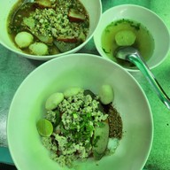 เมนูของร้าน ก๋วยเตี๋ยวต้มยำหมูบะช่อ มะนาวสด รสลิ้ม