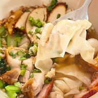 ร้านบะหมี่ก้วง สาขา2 ท่ารถ99