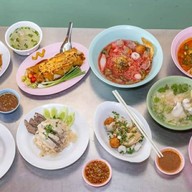 ภูมิใจเสนอ ก๋วยเตี๋ยวลูกชิ้นปลา&ข้าวมันไก่