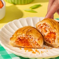 ขนมไทยไกลบ้าน DC x Krispy Curry Puff - คาเฟ่ขนมไทย กะหรี่ปั๊บ เค้ก เครื่องดื่ม ศรีนครินทร์