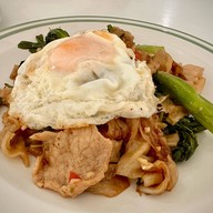 ราดหน้านายน้อย ต้นตำรับเอ็มไพร์ ไม่ใส่ผงชูรสทุกจาน