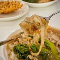 ราดหน้านายน้อย ต้นตำรับเอ็มไพร์ ไม่ใส่ผงชูรสทุกจาน