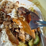 ข้าวหมูแดงหมูกรอบ หงษ์หยก