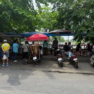 ข้าวหมูแดงหมูกรอบ หงษ์หยก