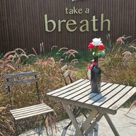 บรรยากาศ Take A Breath Cafe and Eatery