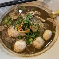 เมนูของร้าน เทพเจ้าเพอร์ซีอุส ตำนานก๋วยเตี๋ยวเรือแห่งลุ่มแม่น้ำแยงซีเกียงและกษัตริย์แห่งอาณาจักรทั้งเจ็ด ซีคอน ศรีนครินทร์