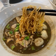 เมนูของร้าน เทพเจ้าเพอร์ซีอุส ตำนานก๋วยเตี๋ยวเรือแห่งลุ่มแม่น้ำแยงซีเกียงและกษัตริย์แห่งอาณาจักรทั้งเจ็ด ซีคอน ศรีนครินทร์