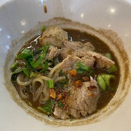 เมนูของร้าน เทพเจ้าเพอร์ซีอุส ตำนานก๋วยเตี๋ยวเรือแห่งลุ่มแม่น้ำแยงซีเกียงและกษัตริย์แห่งอาณาจักรทั้งเจ็ด ซีคอน ศรีนครินทร์