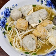 เมนูของร้าน ล้ำเส้น นู้ดเดิ้ล "เห็นเครื่องไม่เห็นเส้น"(เย็นตาโฟบะหมี่เกี๋ยวกุ้ง) พระราม2ซอย69