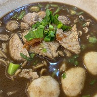 เมนูของร้าน เทพเจ้าเพอร์ซีอุส ตำนานก๋วยเตี๋ยวเรือแห่งลุ่มแม่น้ำแยงซีเกียงและกษัตริย์แห่งอาณาจักรทั้งเจ็ด ซีคอน ศรีนครินทร์