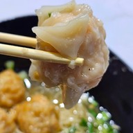 เมนูของร้าน ล้ำเส้น นู้ดเดิ้ล "เห็นเครื่องไม่เห็นเส้น"(เย็นตาโฟบะหมี่เกี๋ยวกุ้ง) พระราม2ซอย69