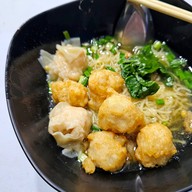 เมนูของร้าน ล้ำเส้น นู้ดเดิ้ล "เห็นเครื่องไม่เห็นเส้น"(เย็นตาโฟบะหมี่เกี๋ยวกุ้ง) พระราม2ซอย69