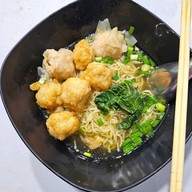 เมนูของร้าน ล้ำเส้น นู้ดเดิ้ล "เห็นเครื่องไม่เห็นเส้น"(เย็นตาโฟบะหมี่เกี๋ยวกุ้ง) พระราม2ซอย69