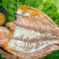 กระเพราหมูกรอบ (อาหารตามสั่ง) ชื่อร้านตําเมามัน(ป้ายสีเหลือง)