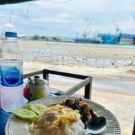 หน้าร้าน ป้าเขียวอาหารตามสั่งสุดหาดแหลมฉบัง
