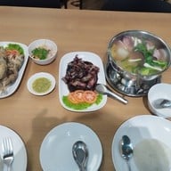 เมนูของร้าน วารีธารา บรรทัดทอง อาหารทะเลพื้นบ้าน วารีธารา