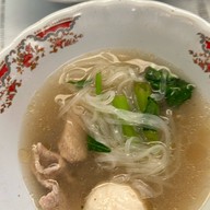 ก๋วยเตี๋ยวเรืออนุสาวรีย์ชัยฯ เจ๊แป๊ด เจ้าเด็ดสะท้านโลก