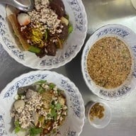 เมนูของร้าน ก๋วยเตี๋ยวลุงกับป้า