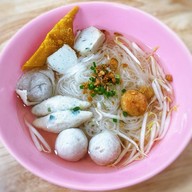 เมนูของร้าน เก้าเหรียญลูกชิ้นปลา สาขาพระยาสุเรนทร์ พระยาสุเรนทร์