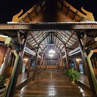 บรรยากาศ ไก่ย่างเสือใหญ่ วัดพระศรีฯ