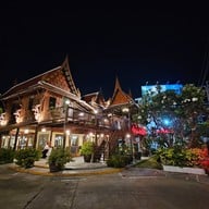 หน้าร้าน ไก่ย่างเสือใหญ่ วัดพระศรีฯ