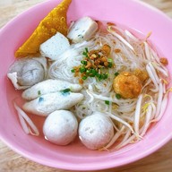 เมนูของร้าน เก้าเหรียญลูกชิ้นปลา สาขาพระยาสุเรนทร์ พระยาสุเรนทร์