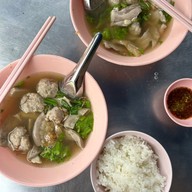 เจ๊ตุ๋ย ต้มเลือดหมู ซอยพหลโยธิน1