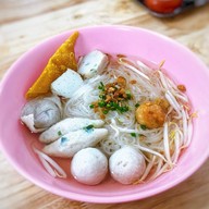 เมนูของร้าน เก้าเหรียญลูกชิ้นปลา สาขาพระยาสุเรนทร์ พระยาสุเรนทร์