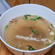เจ๊เพ็ญเย็นตาโฟปูกั้ง วัดไผ่ล้อม(ต้นตำรับ) ตั้งอยู่ที่วัดไผ่ล้อม