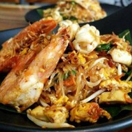 ผัดไทยกุ้งสดแม่มด ตลาดโสภณ โต้รุ้ง