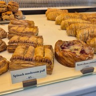 Wondering Cafe & Bakeshop HQ ถนนนางลิ้นจี่