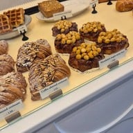 Wondering Cafe & Bakeshop HQ ถนนนางลิ้นจี่