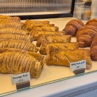 Wondering Cafe & Bakeshop HQ ถนนนางลิ้นจี่