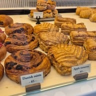 Wondering Cafe & Bakeshop HQ ถนนนางลิ้นจี่