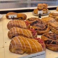 Wondering Cafe & Bakeshop HQ ถนนนางลิ้นจี่