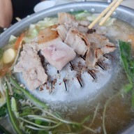 เมนูของร้าน ย่างหมู...ร่าเริง ณ ท่าใหม่