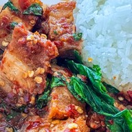 วันกินกะเพรา-หมูกรอบ หมูตุ๋น เนื้อตุ๋น... วันกินกะเพรา-ซ.ร่มเกล้า24