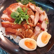เจ้เจโคตรอิ่มบะหมี่จับกัง ข้าวหมูแดงหมูกรอบ ข้าวขาหมูเด้งๆ
