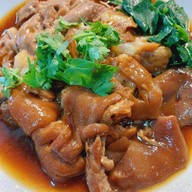 เจ้เจโคตรอิ่มบะหมี่จับกัง ข้าวหมูแดงหมูกรอบ ข้าวขาหมูเด้งๆ