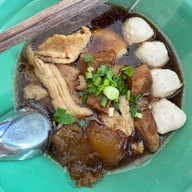 ก๋วยเตี๋ยวหมูน้ำแดง เด็ดดวง (โกหย่วน) เพชรบุรี